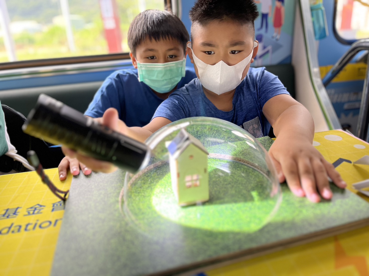 友達參與基礎科學主題車廂，以STEAM教學精神，設計「逐日科學家」、「太陽能工程師」以及「淨零建築師」三大能源科普課程和實驗