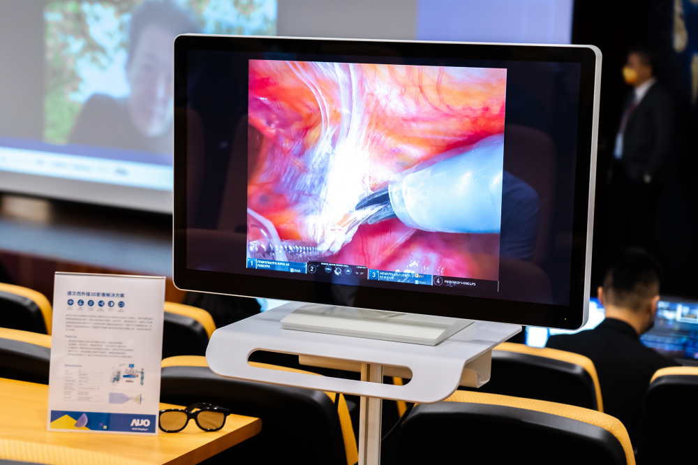 達擎於「國際大腸直腸外科論壇」中，成功導入達文西外接3D影像解決方案。透過達擎即時影像處理技術轉換為成1080p的高解析度畫質，將3D擬真畫面即時呈現於32吋4K 3D醫療顯示器