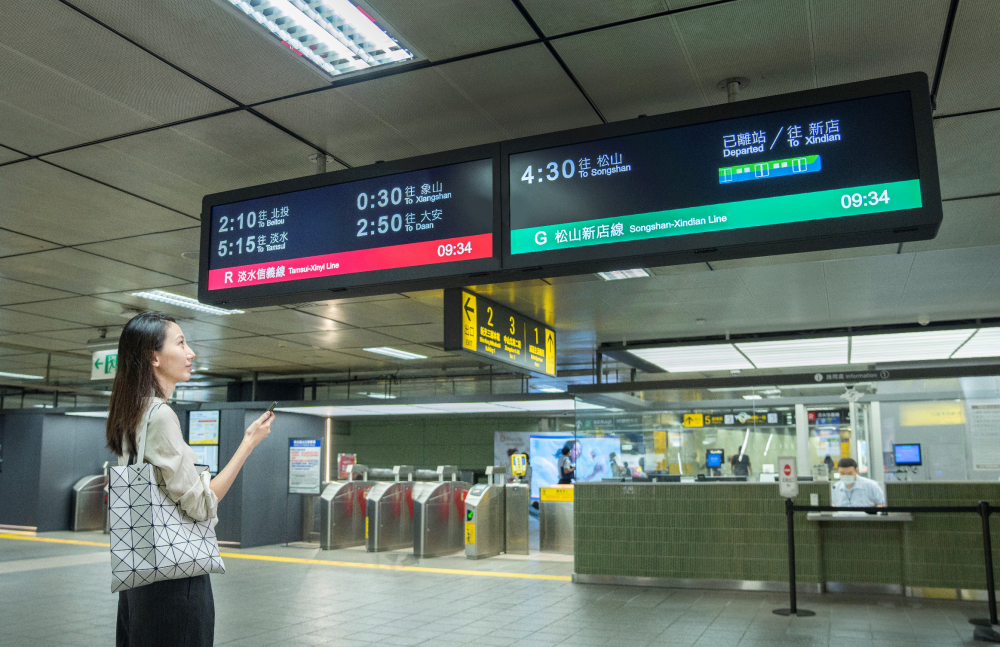 達擎TARTAN顯示器的特殊長條型比例非常適合空間與高度有限的大眾運輸場域應用，具備工業等級高品質、高亮度、高解析與高色彩飽和度等優勢，打造都會智能車站新風貌。