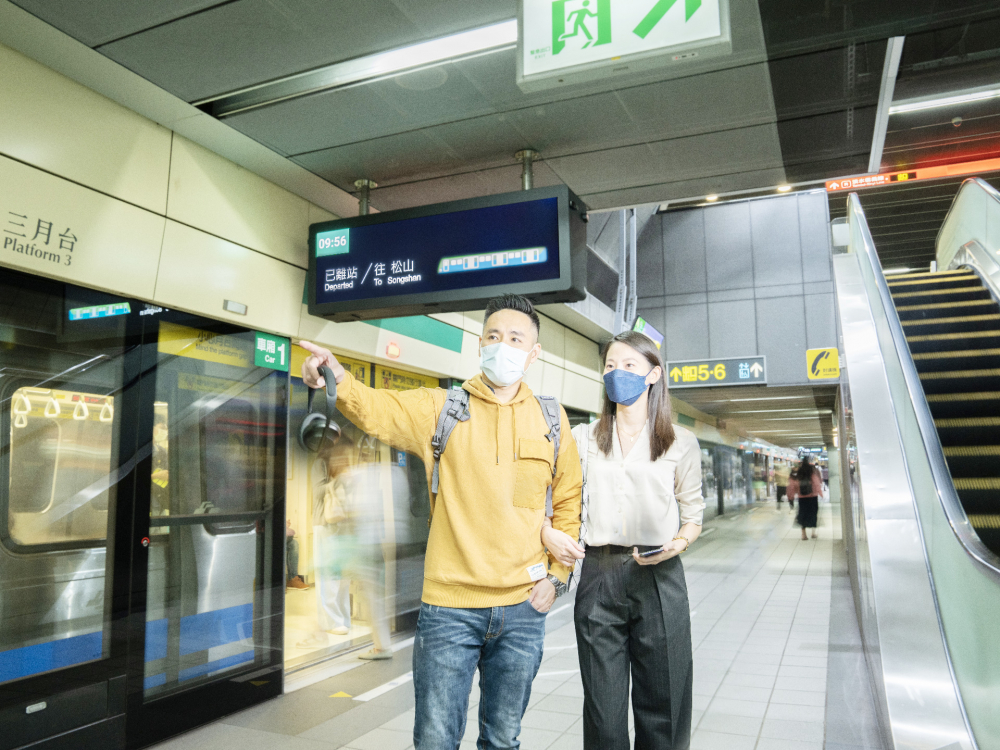 友達旗下達擎之客製化TARTAN顯示器，於台北捷運中山站亮相。以獨特長條型比例與高畫質特色，為台北捷運站帶來嶄新的都會車站風貌