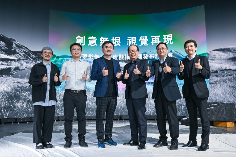 友達光電與再現影像攜手，於中影製片廠建置全台首座提供嶄新一站式整合服務的LED虛擬製作攝影棚（圖左至右：再現影像視覺總監郭憲聰、再現影像營運總監黃棨雋、再現影像藝術總監與導演紀柏舟、友達光電技術長廖唯倫、友達光電系統設計製造服務事業總部副總經理曾天龍、友達光電系統產品事業資深處長蘇聖倫）