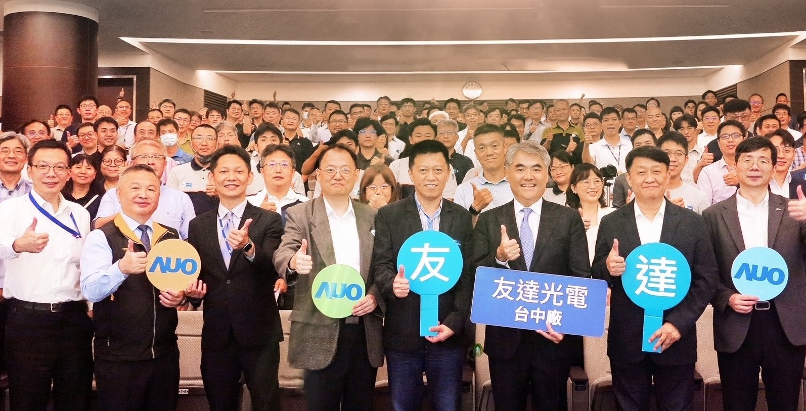 友達以太陽能解決方案領航者，跨足建築領域，4日在台中廠區舉辦「光電建築一體化研討會」，邀請產業先驅共同推動綠化，打造新一代智慧綠建築。