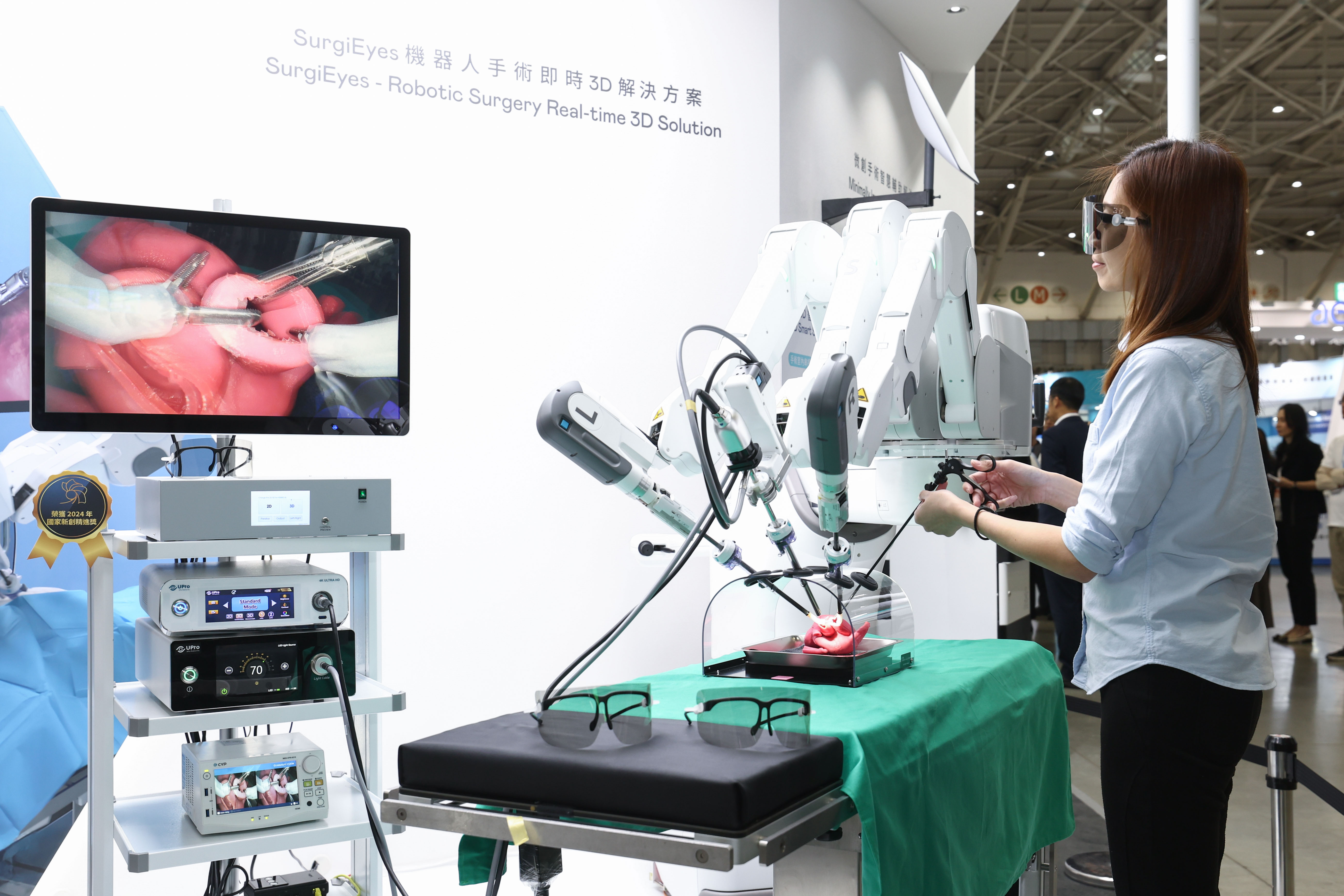 達擎以〝SurgiEyes機器人手術即時3D解決方案〞為核心，打造全方位的3D智慧手術影像平台，透過即時的影像串聯，連結手術室內、外跨場域的應用，協助醫師突破時空限制，為遠距醫療帶來更多的可能性
