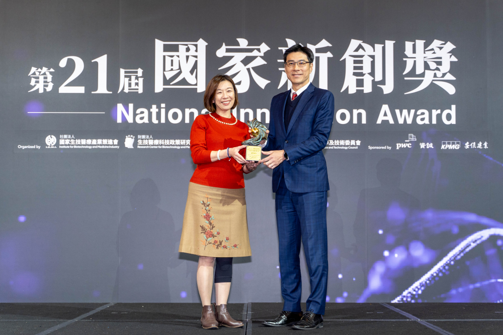 友達旗下子公司友達耘康與達擎分別以「中醫數位化檢測解決方案」及「寬視角3D醫療顯示器」獲得第二十一屆國家新創獎「智慧醫療與健康科技」類別的「企業新創獎」與「國家新創精進獎」兩項殊榮。圖左為衛生福利部政務次長林靜儀、圖右為友達光電智慧醫療事業群總經理廖世宏