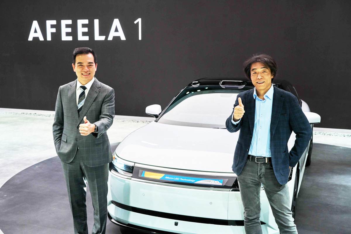 DB视讯与Sony Honda Mobility携手合作，率先全球展示搭载于AFEELA电动车上，首款应用在车身外部的Micro LED 车头显示解决方案 (Micro LED Media Bar Solutions)。DB视讯光电执行长暨总经理柯富仁(左)与Sony Honda Mobility代表取缔役社长兼营运长川西泉(lzumi Kawanishi)(右)在CES 现场展现双方坚定持续创新的承诺，实现更加人性化与智慧的驾乘体验。