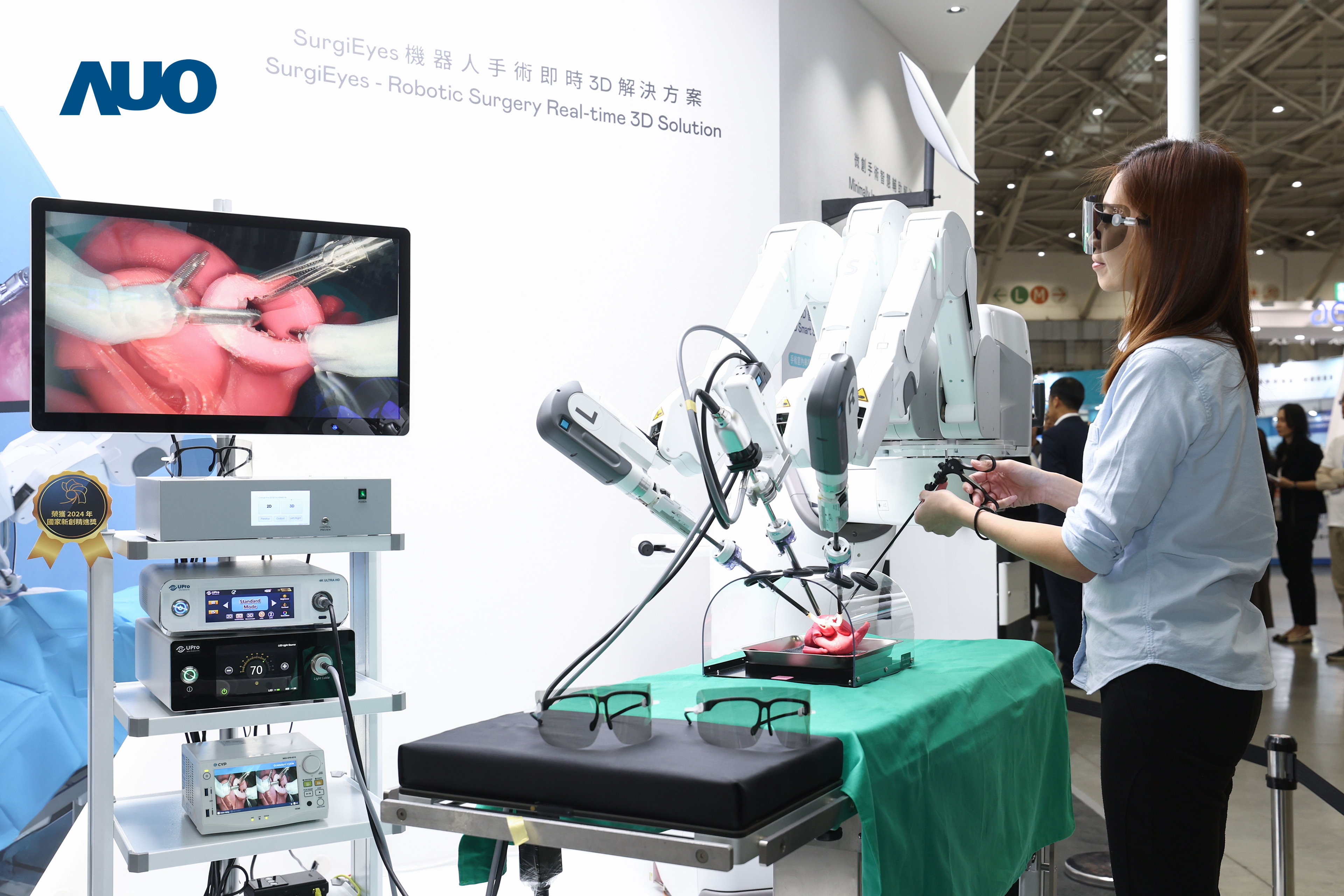 达擎以领先的3D显示技术推出〝SurgiEyes机器人手术实时3D解决方案〞，整合先进3D图像处理与独家3D垂直宽视角、广色域的显示技术，手术团队可实时同步主刀医师视角看到清晰3D影像，提升沟通效率与安全性。