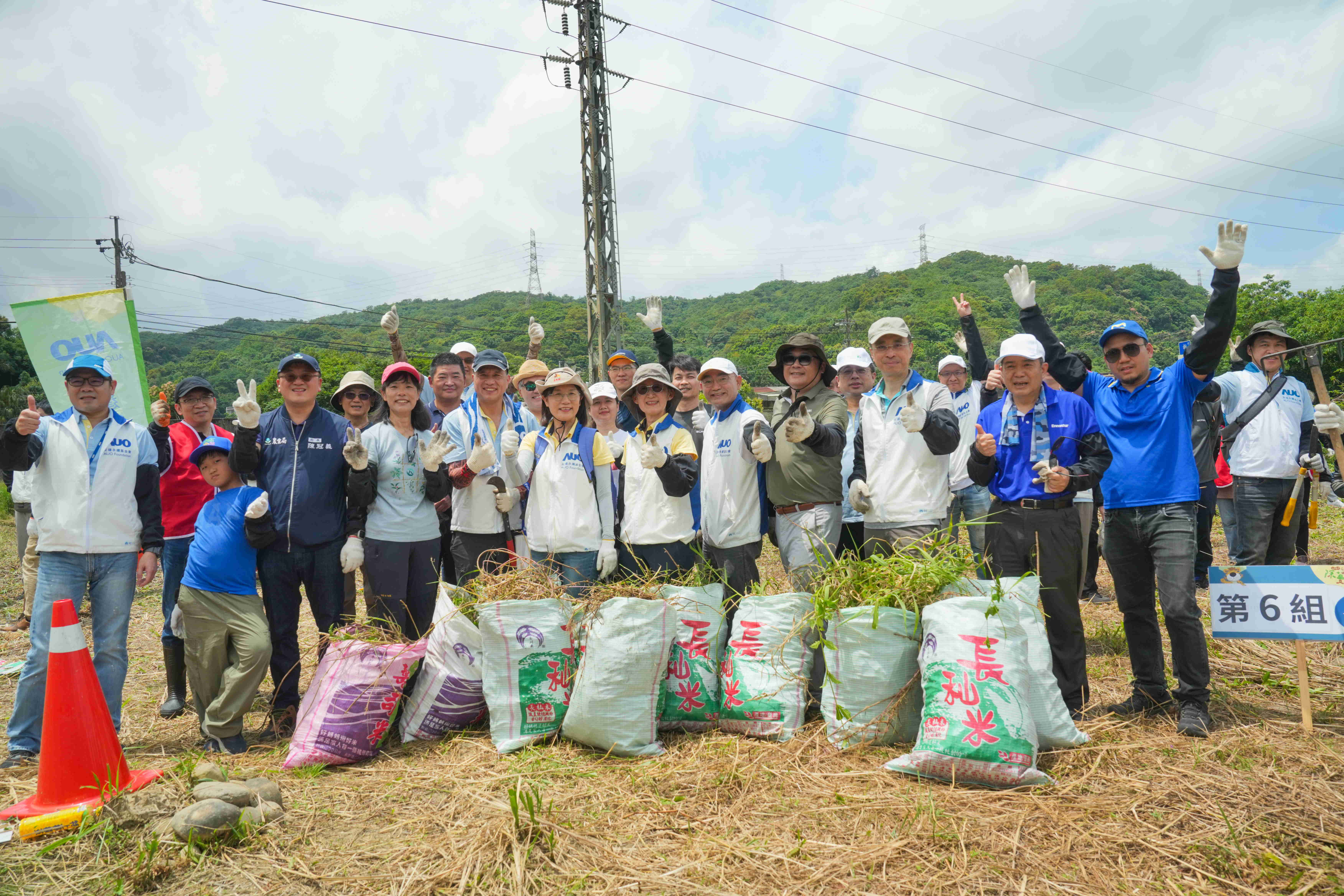 友達永續基金會今（17）日在桃園龍潭廠區舉辦「手護台灣綠色堡壘　Green Party除蔓生活節」，由友達光電暨友達永續基金會董事長彭双浪攜手政府、供應商等合作夥伴共同參與